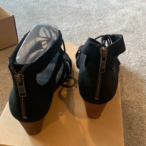 NWT - UGG Yasmin Black Leather Snake Print Sandal - Picture 4 of 6